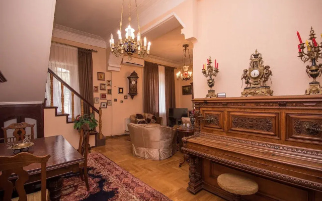 Lia's Guest House