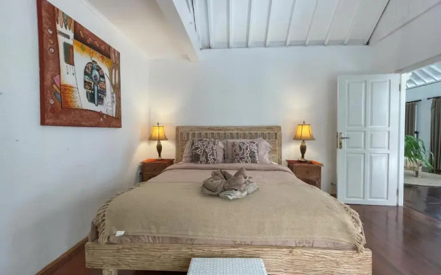 Villa Putih - Canggu beach house 150m Berawa beach