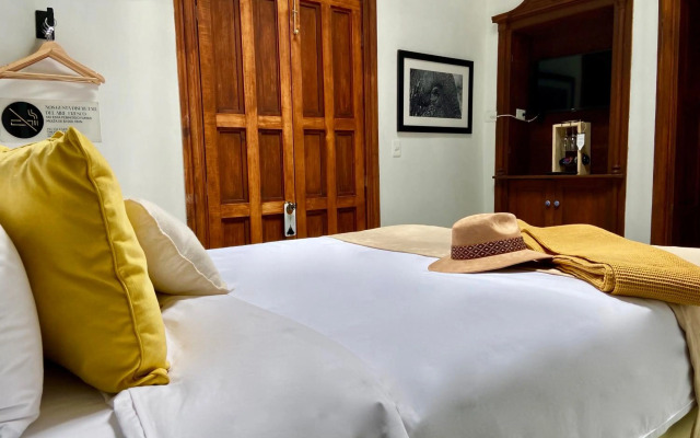 Casa 14 Hotel & Café