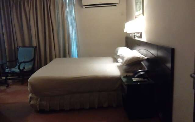 Hotel Leader's Inn