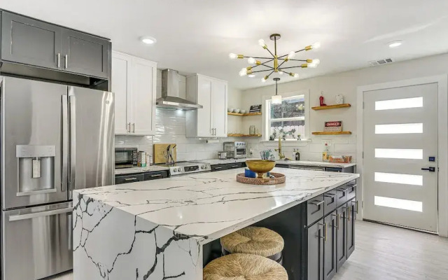 Pet-friendly Galveston Retreat < 1 Mi to Beaches!