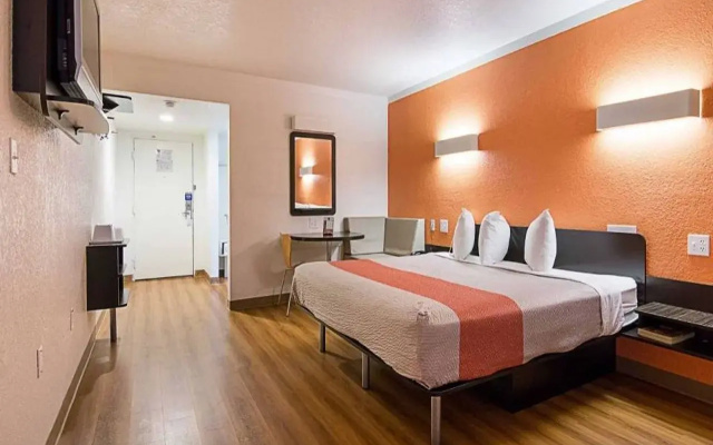 Motel 6 Tampa, FL - Fairgrounds