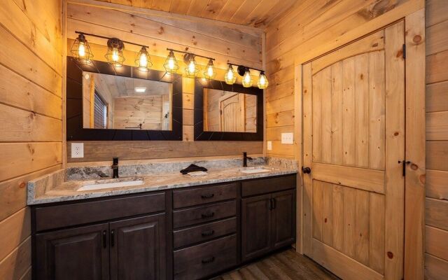 Creekside Manor Too 2 Bedroom Cabin by RedAwning