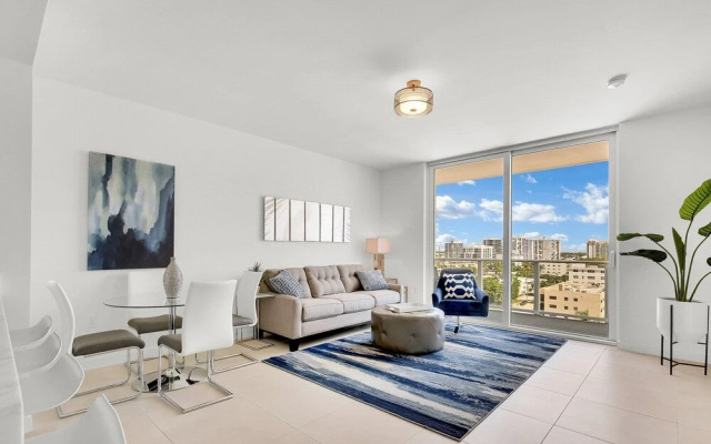 Top Fort Lauderdale Condo 9th Floor - Private and Sanitized, Hotel Amenities, Free Parking for Stays Over 27 Days, 400 ft From the Beach. Hosted by Super Host!