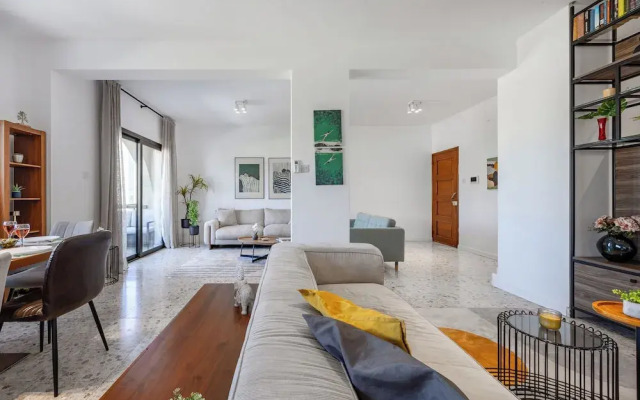 Trygoni Court - Elegant Downtown 3-bdr Apartment