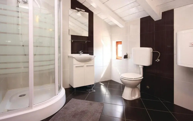 Amazing Home in Lozovac with Hot Tub, WiFi & 4 Bedrooms