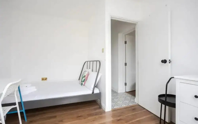 Spacious 4 Bedroom Apartment in Bethnal Green