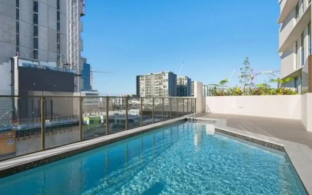 2BR Food Drink Hub Pool 2 Cars Gym Rooftop