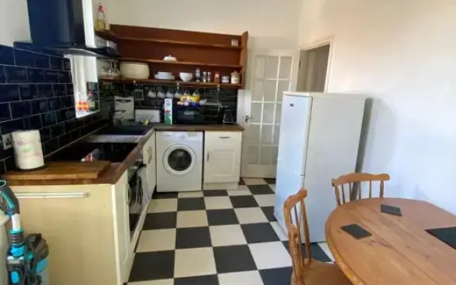 Lovely 2 Bedroom Flat Wifi Close to the beach