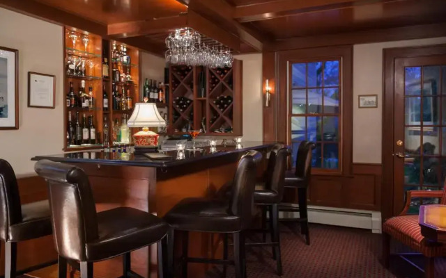 Harbor Light Inn