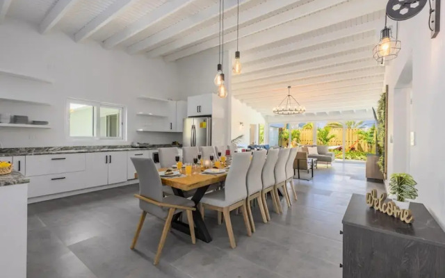 Luxurious Oasis Mins to Beach King Beds Pool