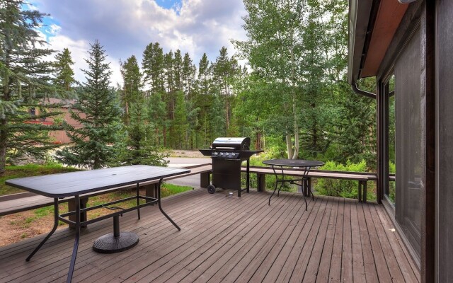 Spacious Mill Run 3 Townhouse Close to City Attractions by RedAwning