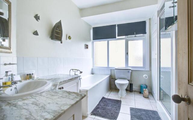 Entire 1bed Studio With Ensuite, Balcony & Parking