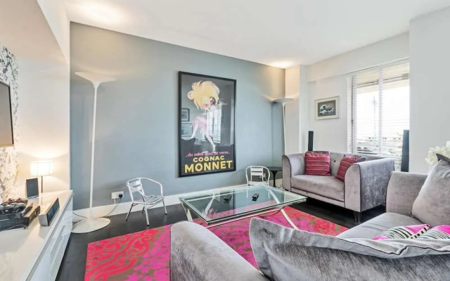 Deco Seafront - Seafront Apartment - Sleeps up to 6