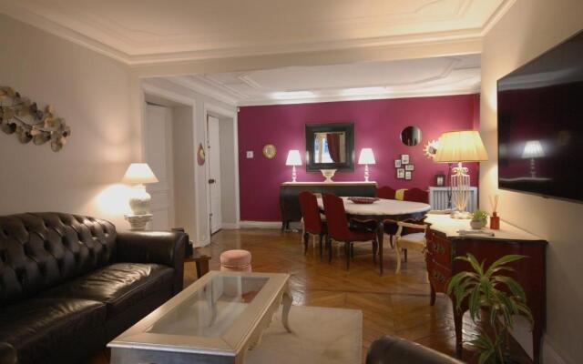 Two-Bedroom Apartment Champs-Elysées