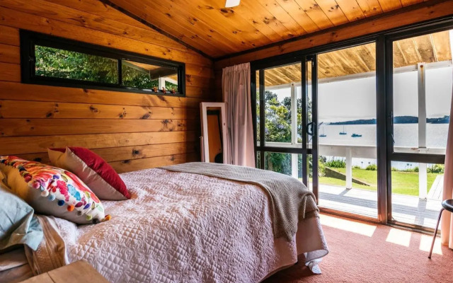 Peaceful Picnic Bay - Surfdale Holiday Home