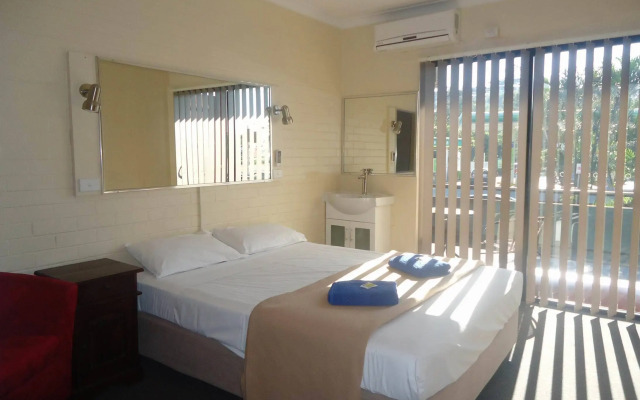 Kingsford Riverside Inn