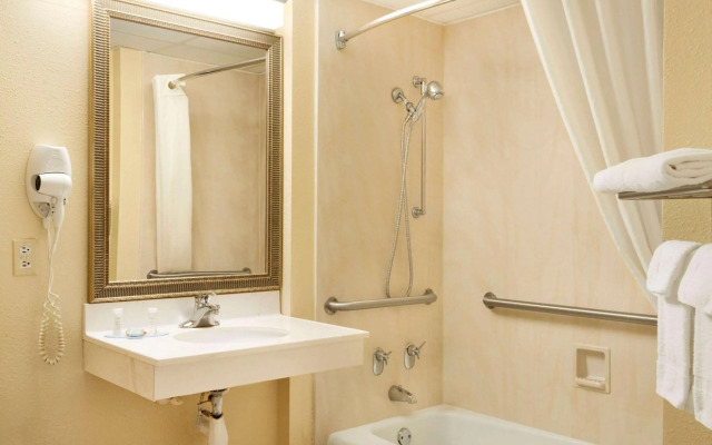 Travelodge by Wyndham Sturgis