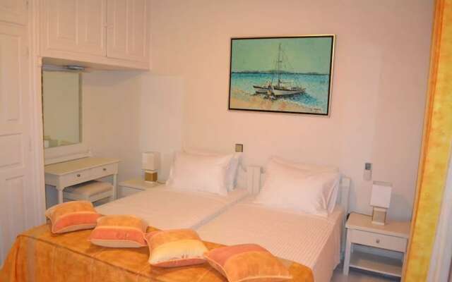 Le Coq Apartments