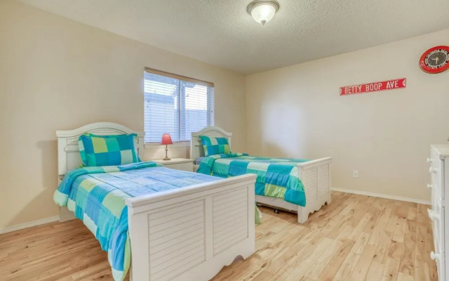 Ocean View and Modern Comforts - Stunning Nye Beach Retreat