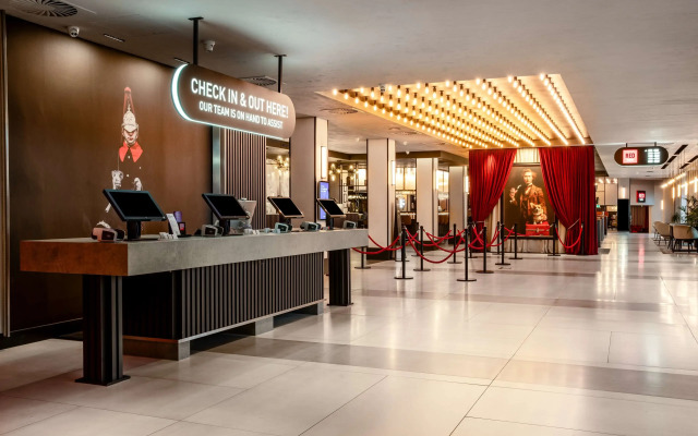 Radisson RED Hotel London Heathrow