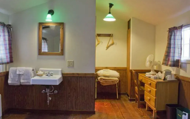 Roosevelt Lodge & Cabins