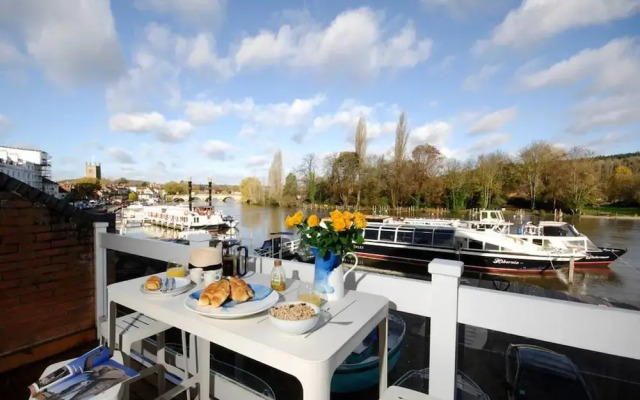 The Oars - Riverfront Property - From 300 Per Night