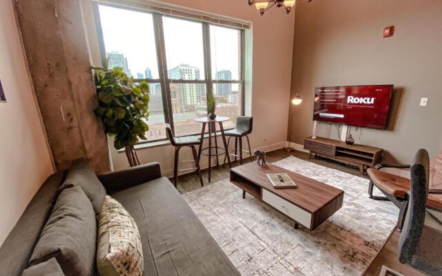 McCormick Place modern loft with an amazing city skyline view and optional parking for 6 guests