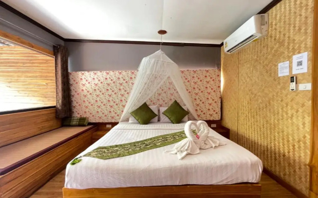 The Hub Erawan Resort