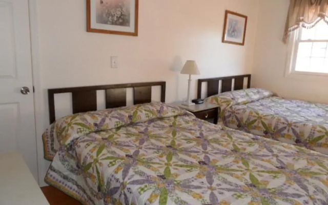 Seven Dwarfs Motel and Cabins