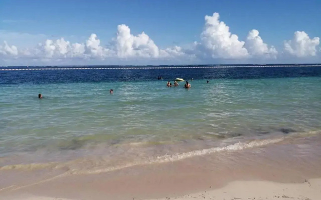 Modern 1 bedroom suite by beach Great location!