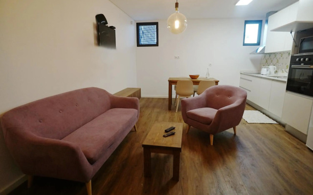 Modern house - air cond, free parking, breakfast