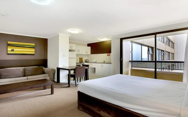Studio with balcony at College St – Guest Rooms – Sydney