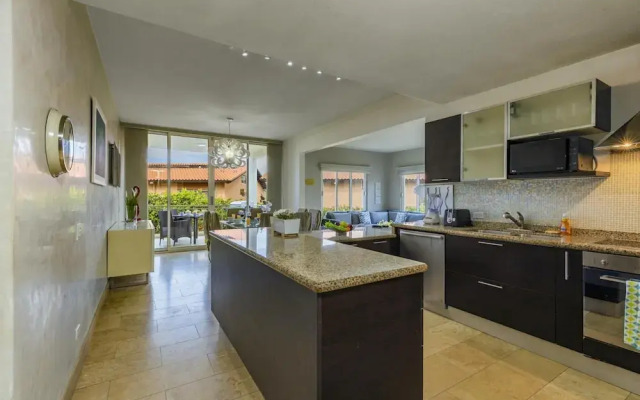 4BR 3BA w Pool Sleeps 10 200m From Eagle Beach