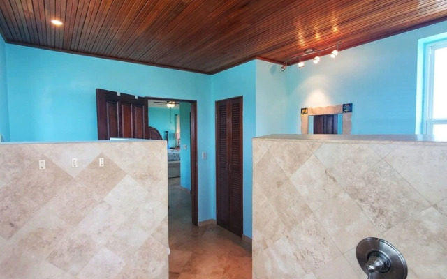 Lucky Duck Villa - Private Beach Escape