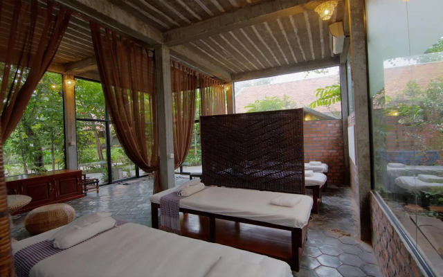 Palm Village Resort & Spa