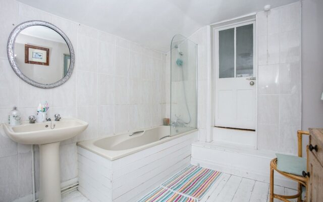 Spacious 3 Bedroom House in Clapton