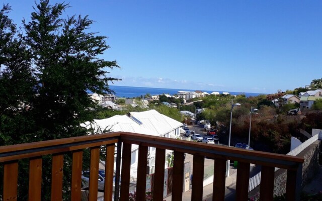 Studio in Saint-Gilles Les Bains, with Wonderful Sea View, Enclosed Garden And Wifi - 500 M From the Beach