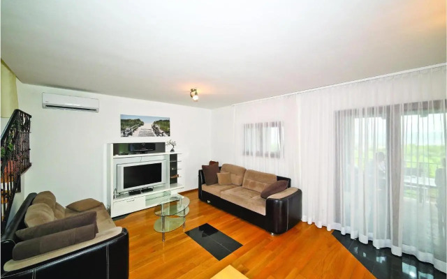 Holiday Home Plano with a Fireplace 08