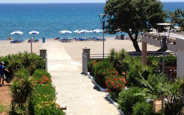 Amaryllis Front Beach Hotel