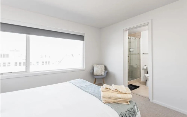 Luxurious Penthouse on Mass By CozySuites