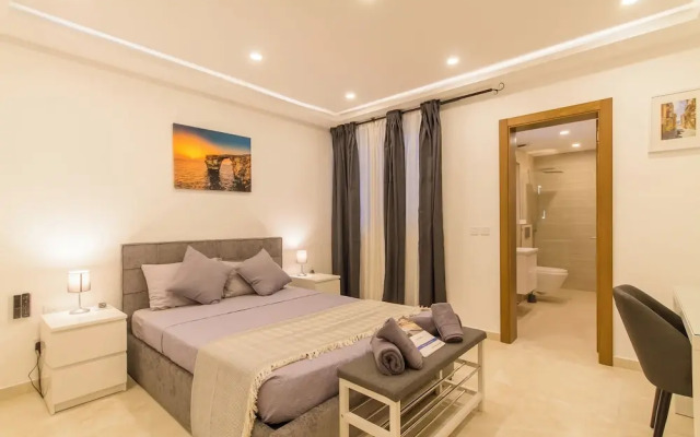 Spacious & Modern by the sea Qawr