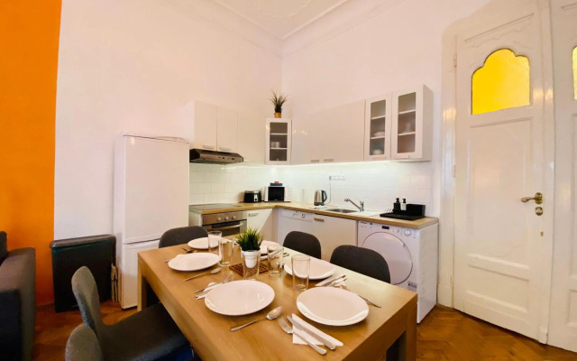 Deco House - Huge central two bedroom