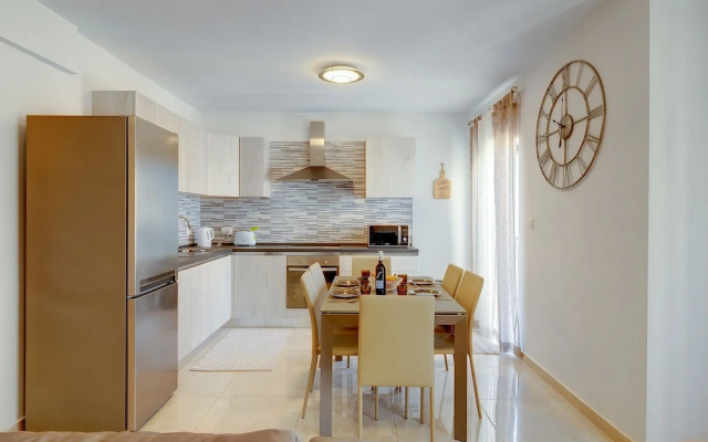 Stylish, Bright and Airy Apart in Central Bugibba