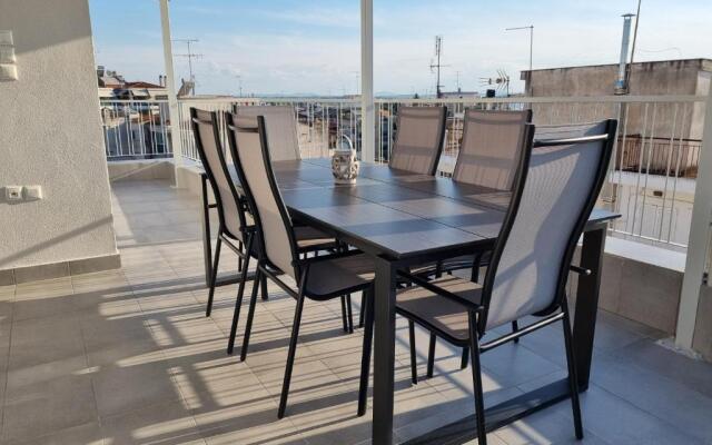 Larisa Hospitality I Roof Top apartment with Free Parking