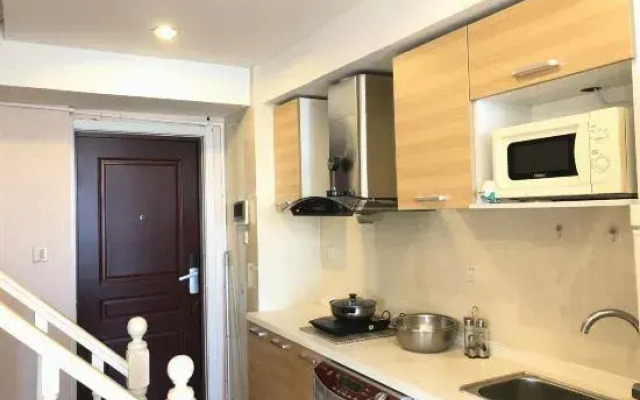 Platinum Apartment (Dalian Jinshitan Discovery Kingdom Light Rail Station)