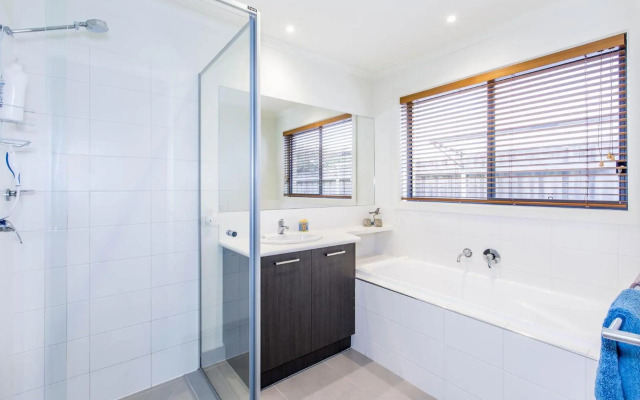 Surfside Getaway In Picturesque Inverloch