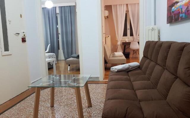 Olive Apartment- Athens Center, 4 BD, 1.5 BATH