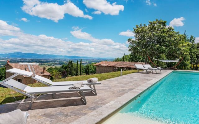 Exotic Villa in Sinalunga With Swimming Pool