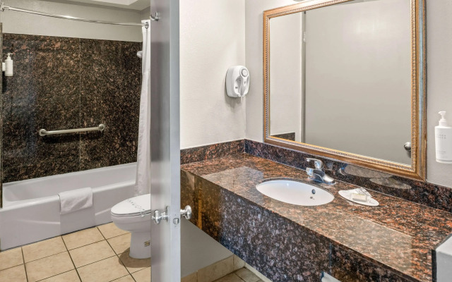 Days Inn & Suites by Wyndham Artesia
